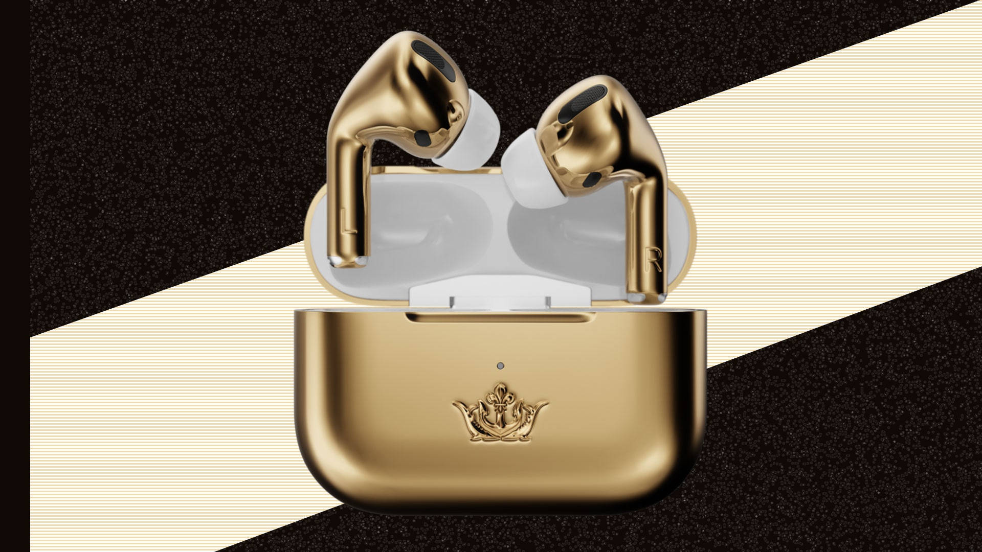 金色奢華 AirPods 壁紙 — 金色無線耳機打開放在相配的充電盒中，背景為大膽的黑色和奶油色對角條紋。