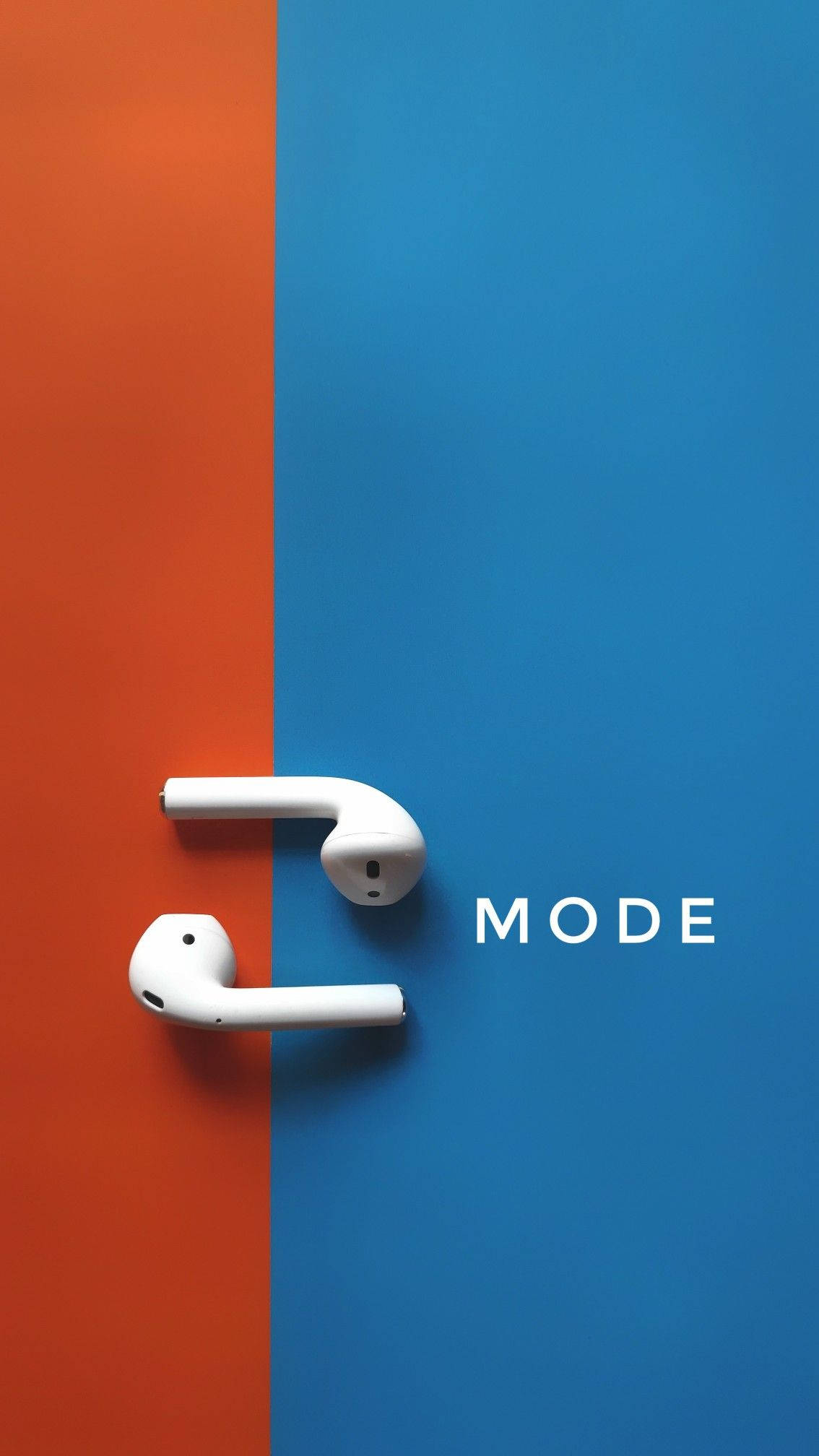 AirPods 音樂模式 壁紙 — 兩個白色無線耳機放在大膽的橙色和藍色分割背景上，並帶有白色文字MODE。