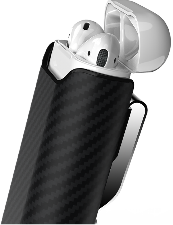 碳纖維外殼 AirPods 壁紙 — 白色無線耳機整齊地放置在時尚的黑色碳纖維充電盒中，帶有銀色點綴，背景為純黑色。
