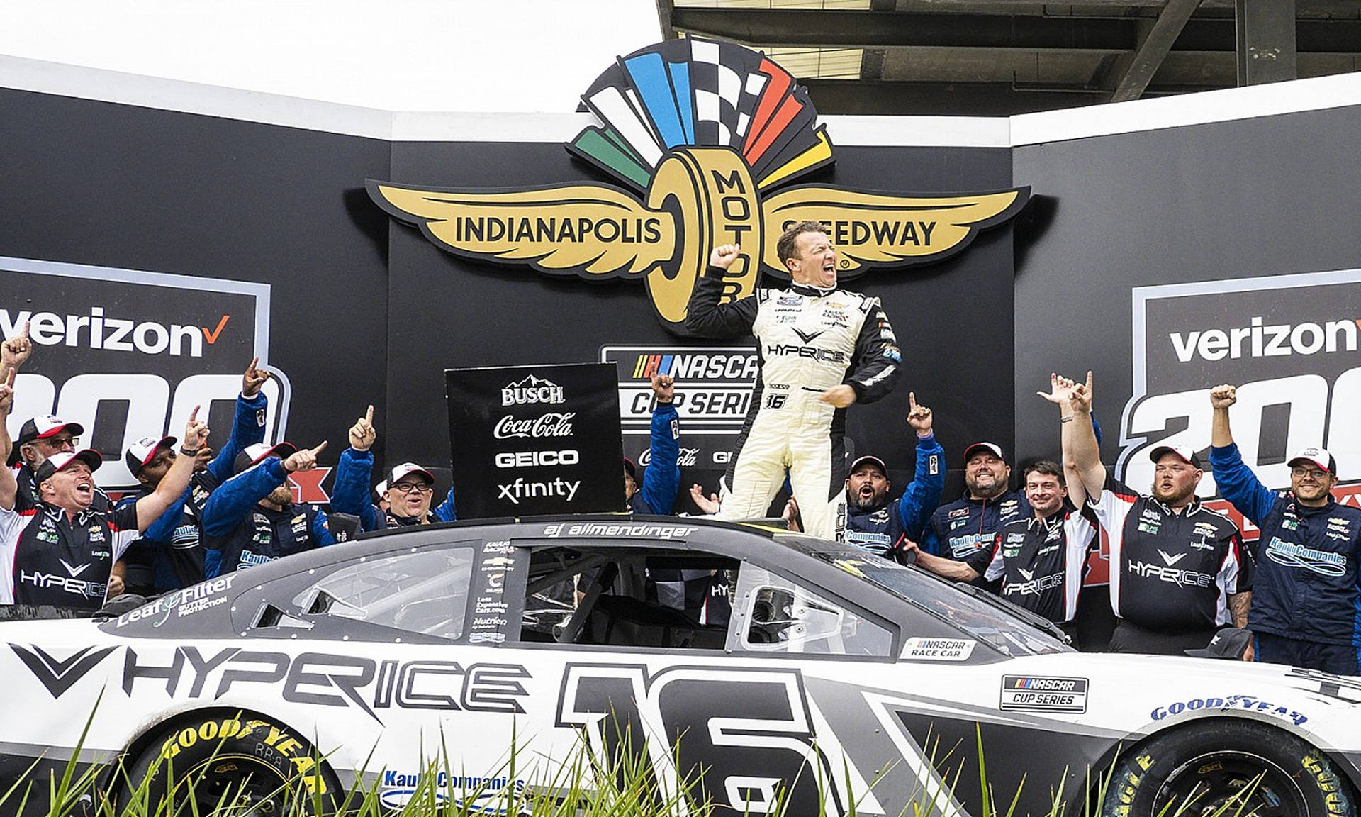 NASCAR車手和團隊在印第安納波利斯賽車場慶祝比賽勝利。