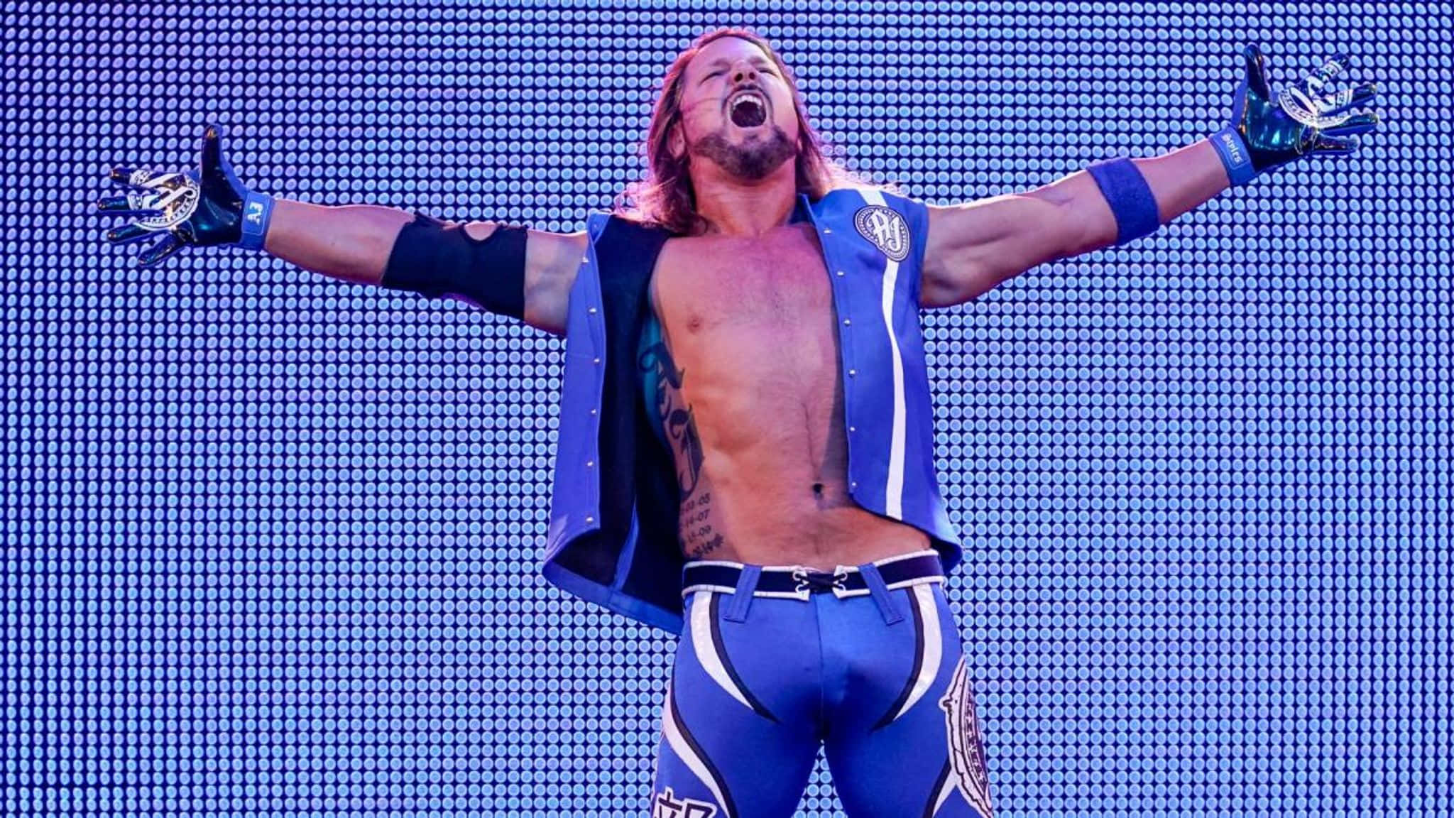 AJ Styles 2016 WWE首秀 壁紙 — 長髮藍色服裝的摔角手張開雙臂，對著藍色像素化屏幕勝利地咆哮。
