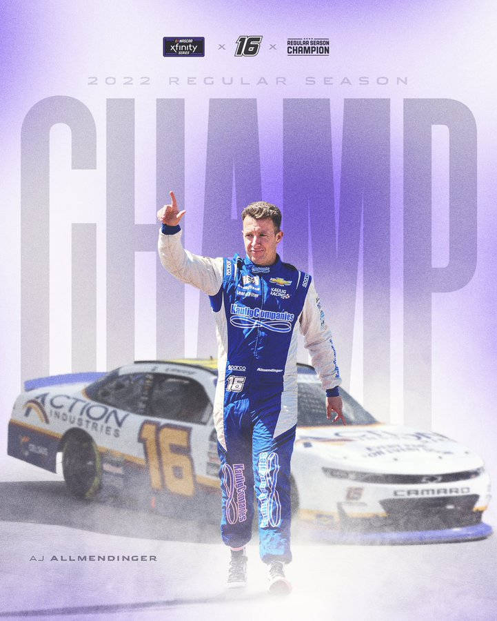 AJ Allmendinger作為2022年Xfinity Series常規賽冠軍，與他的賽車一同慶祝。
