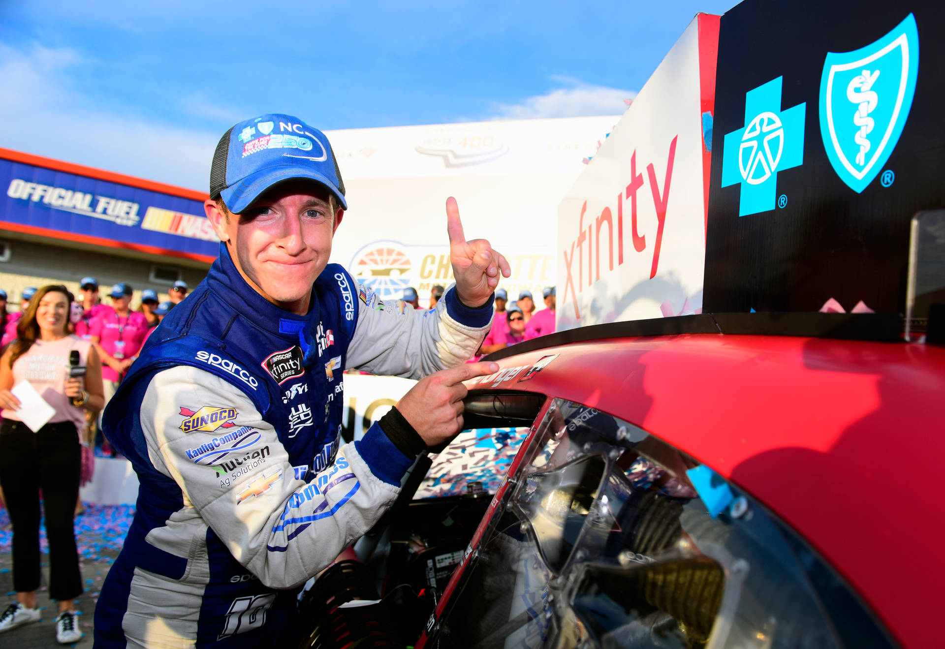 NASCAR車手在賽道上用五彩紙屑慶祝勝利