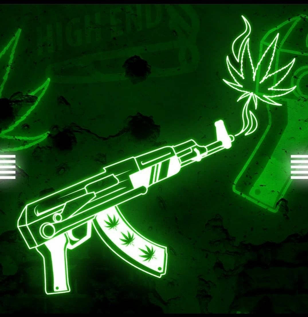 大麻美學 AK47 煙霧造型 壁紙 — 一把帶有大麻葉圖案的發光螢光綠色AK-47步槍，正對著深色紋理牆壁從槍管射出一片大麻葉。