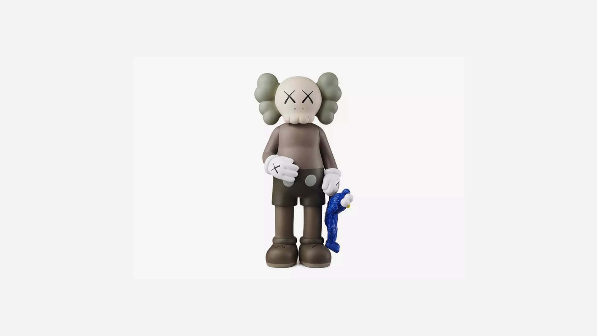 Kaws Figures 桌布 壁紙 — AKA KAWS 公仔，擁有 X 形眼睛和雲朵狀耳朵，在純白色背景前抱著一個藍色毛絨玩具。