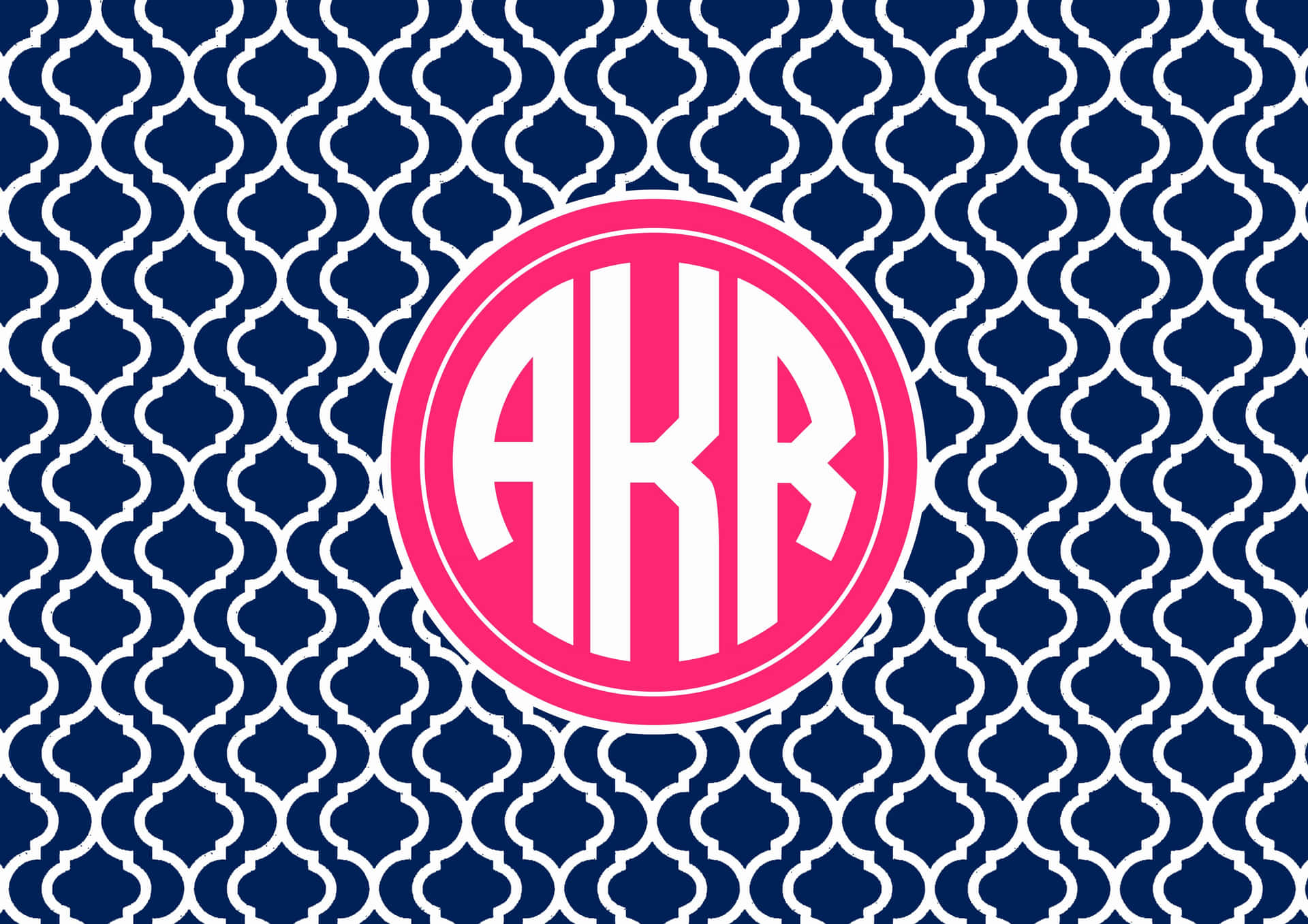 粉紅色圓形字母組合，白色字母AKR，位於深藍色四葉草圖案背景上。