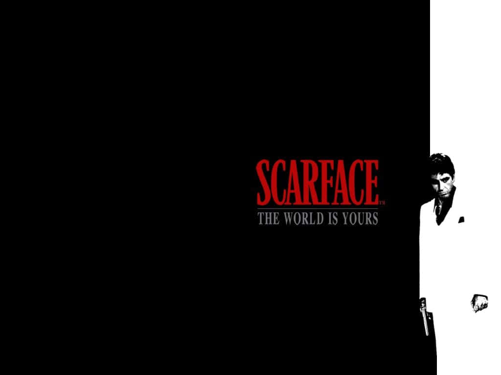 Al Pacino 飾演 Tony Montana《疤面煞星》 壁紙 — 一張《疤面煞星》的鮮明黑白海報，右側一名身穿白色西裝的男子持槍窺視。