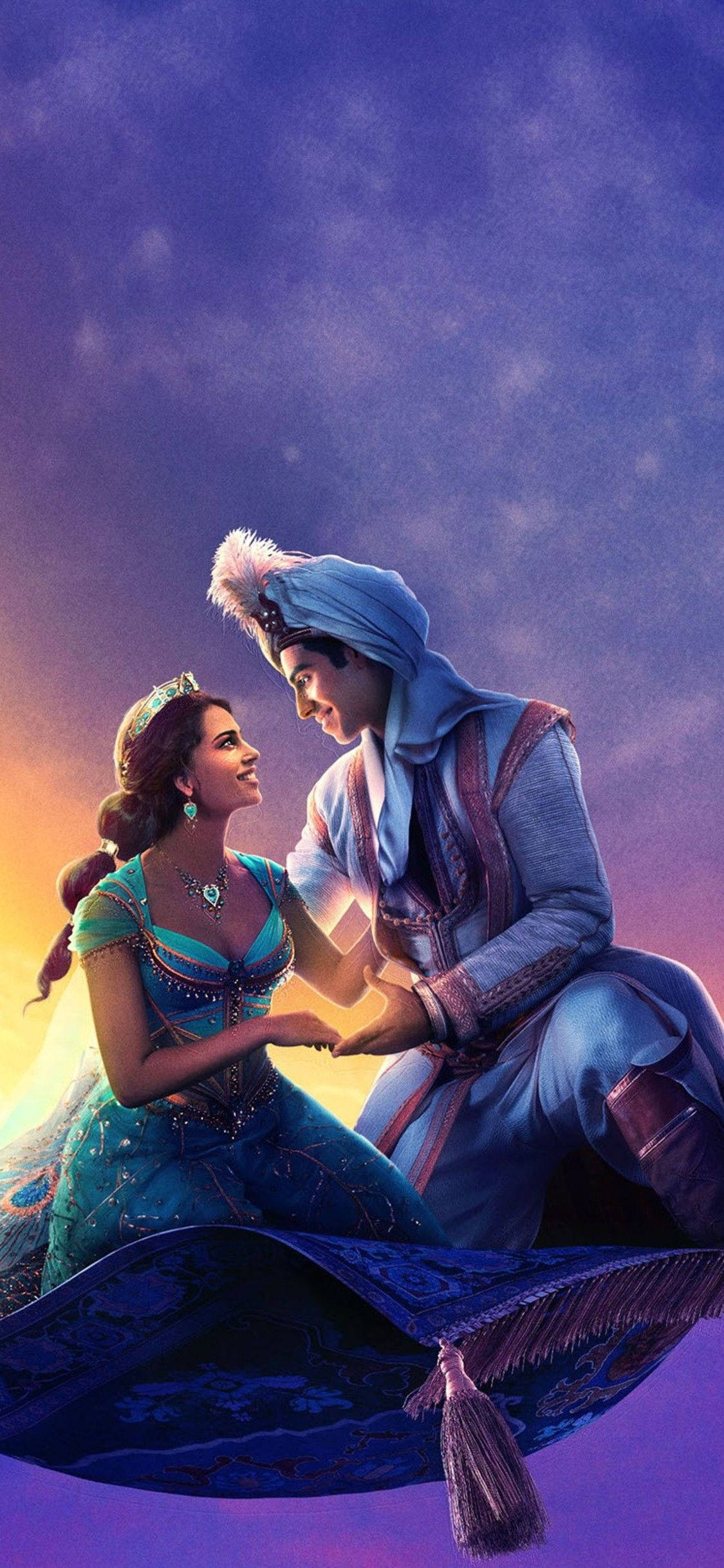 Aladdin Hold On Tight 壁紙 — 一個浪漫的動畫場景，阿拉丁和茉莉在飛天魔毯上牽手，背景是黃昏的天空。