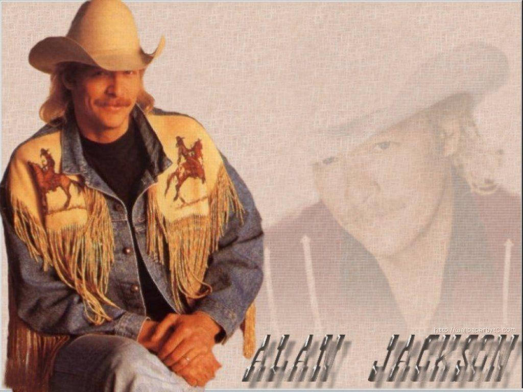 Alan Jackson 桌布 壁紙 — Alan Jackson 自信地戴著牛仔帽，身穿帶有馬刺繡的流蘇牛仔外套，背景是褪色的雙重曝光效果。