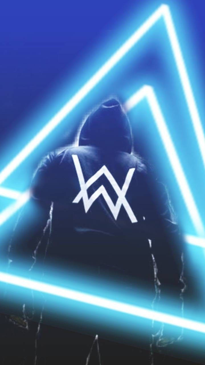 Alan Walker 標誌與連帽衫 壁紙 — 一個戴著連帽衫的人物在黑暗背景中，站在發光的霓虹藍色三角形內形成剪影。