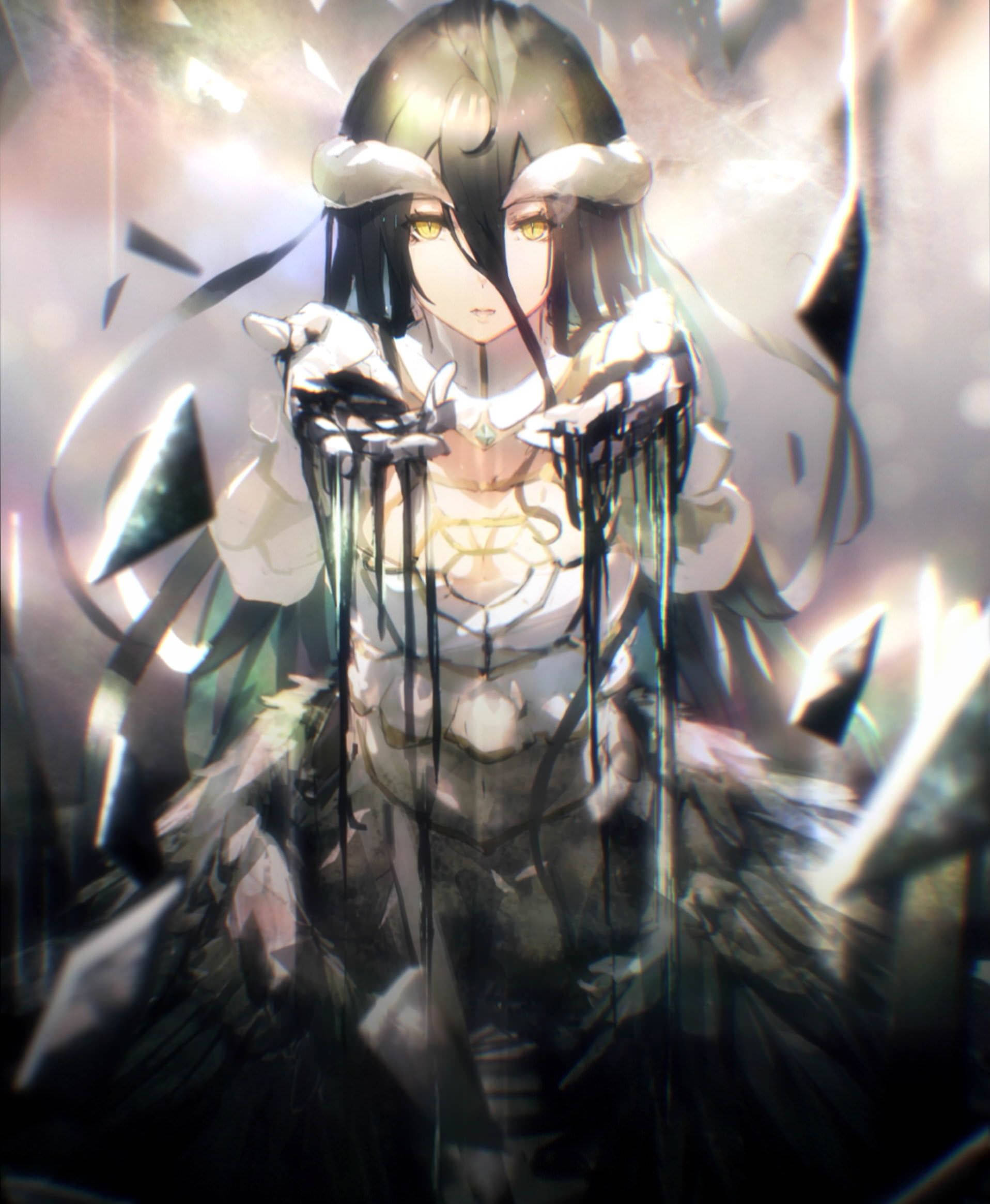 「Albedo - Overlord 嘅管理者」 壁紙 — 一個深色頭髮的動漫女孩，擁有發光的黃色眼睛，穿著白色和黑色的服裝，破碎的玻璃碎片在她周圍飛舞，形成一個戲劇性的場景。