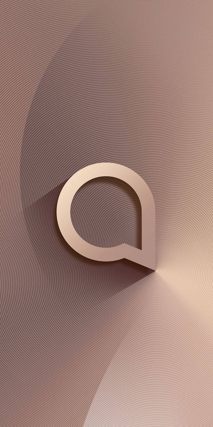 棕色 Alcatel 標誌 壁紙 — 一個極簡金屬字母Q在暖玫瑰金色調的同心波浪線背景上投下柔和陰影。