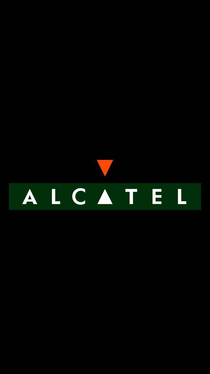 Alcatel 標誌 壁紙 — 簡約黑色背景上，綠色條上白色文字顯示Alcatel標誌，上方有一個橙色三角形。