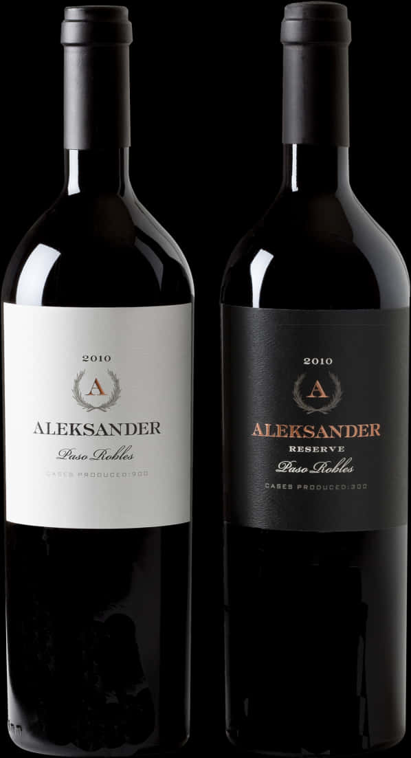 Aleksander 2010年珍藏葡萄酒瓶 壁紙 — 兩瓶優雅的2010年Aleksander葡萄酒瓶，一瓶有白色標籤，另一瓶有黑色標籤，兩者均以純黑背景襯托。
