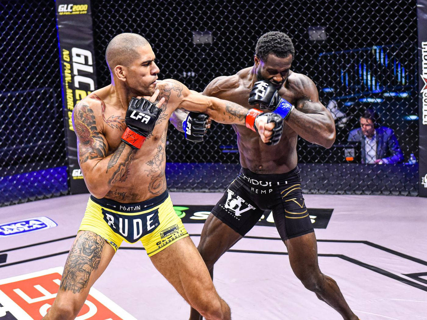 Alex Pereira擊打對手 壁紙 — 兩名肌肉發達的MMA拳手在激烈的籠鬥中碰撞，紋身和手套飛舞。