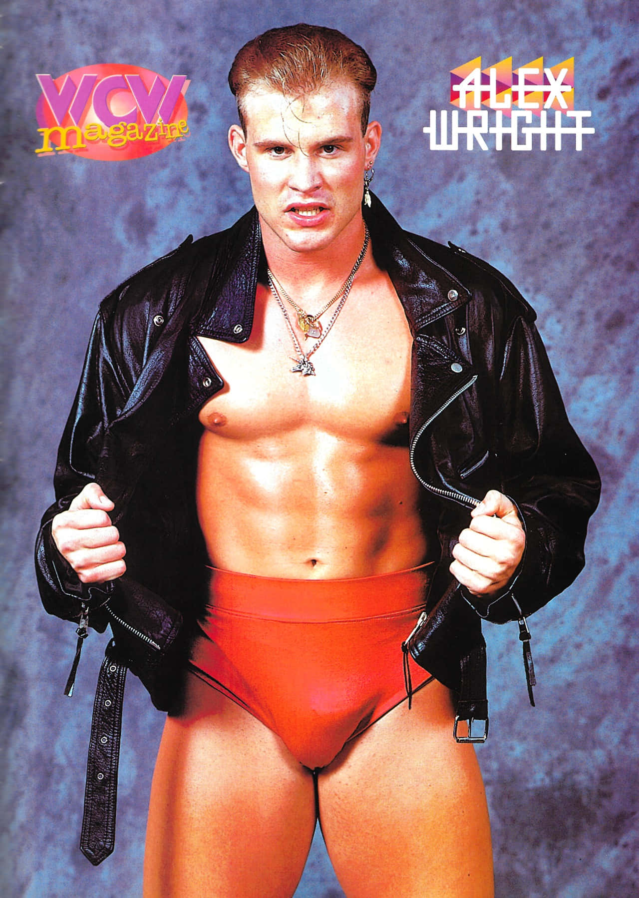 Alex Wright 登上WCW雜誌封面 壁紙 — 一個肌肉發達的男人穿著紅色三角褲和敞開的黑色皮褸，在帶有紋理的藍色背景前擺出強烈的姿勢。