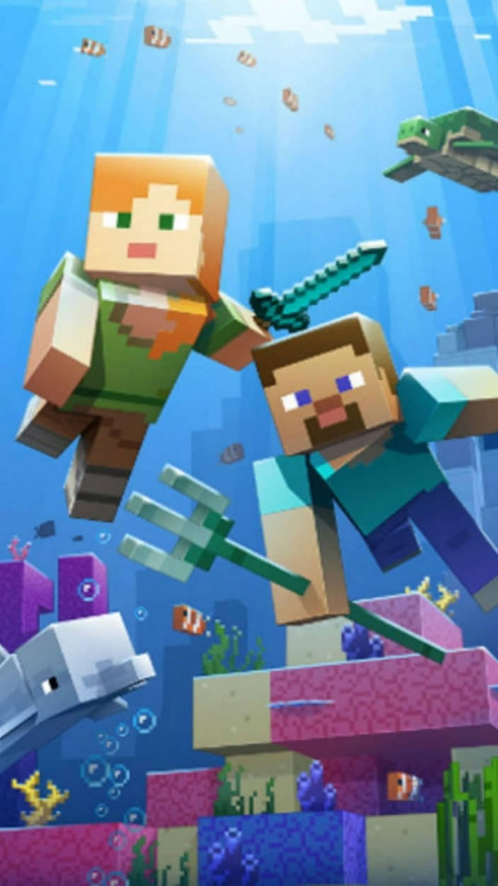 兩個Minecraft角色在水下，在珊瑚和魚附近手持劍和三叉戟。