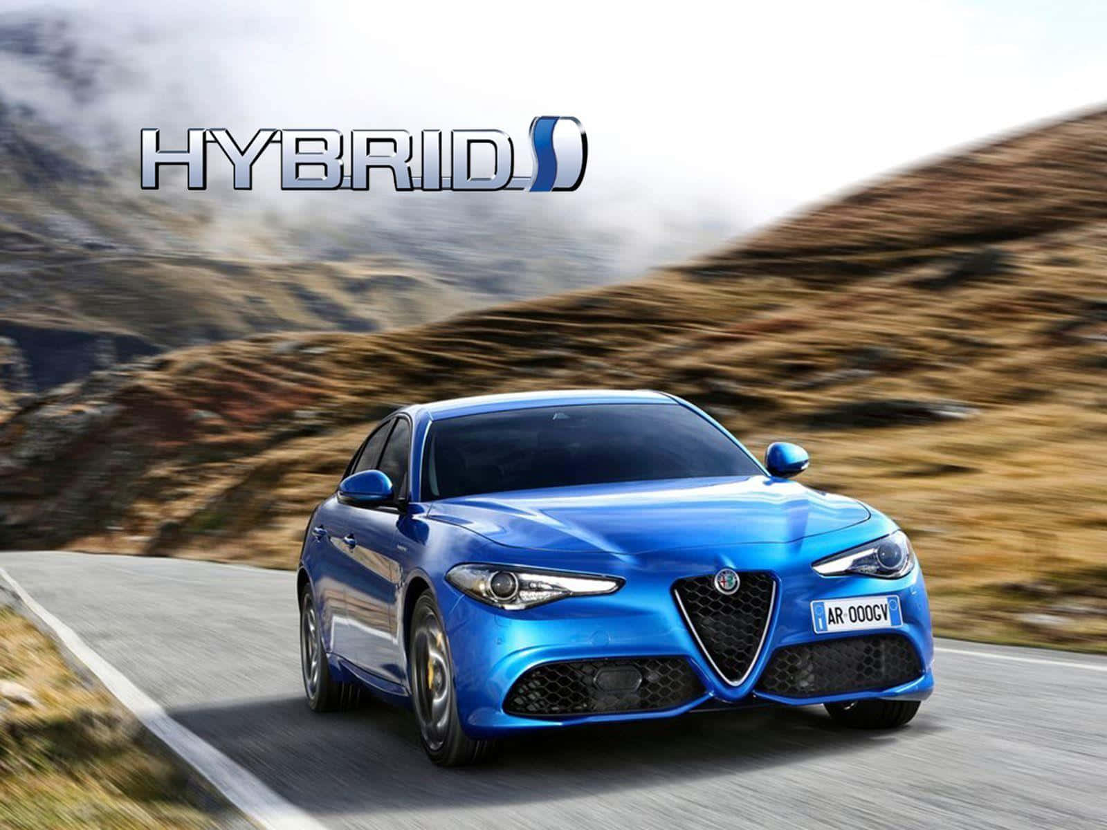Alfa Romeo 4C Coupe — 力量與藝術的完美呈現 壁紙 — 一輛充滿活力的藍色 Alfa Romeo 轎車沿著蜿蜒的山路疾馳，帶有動態模糊和 'HYBRID' 文字疊加。
