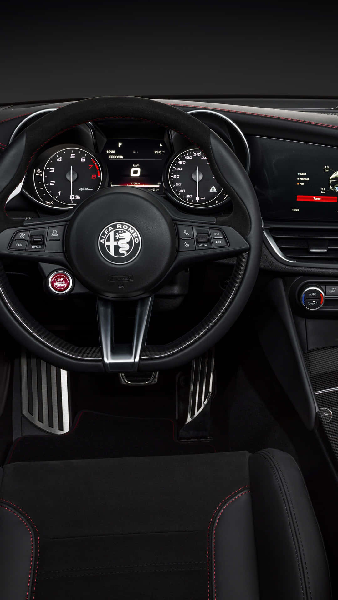 黑色 Alfa Romeo 跑車內飾，帶有紅色縫線和數碼顯示屏。