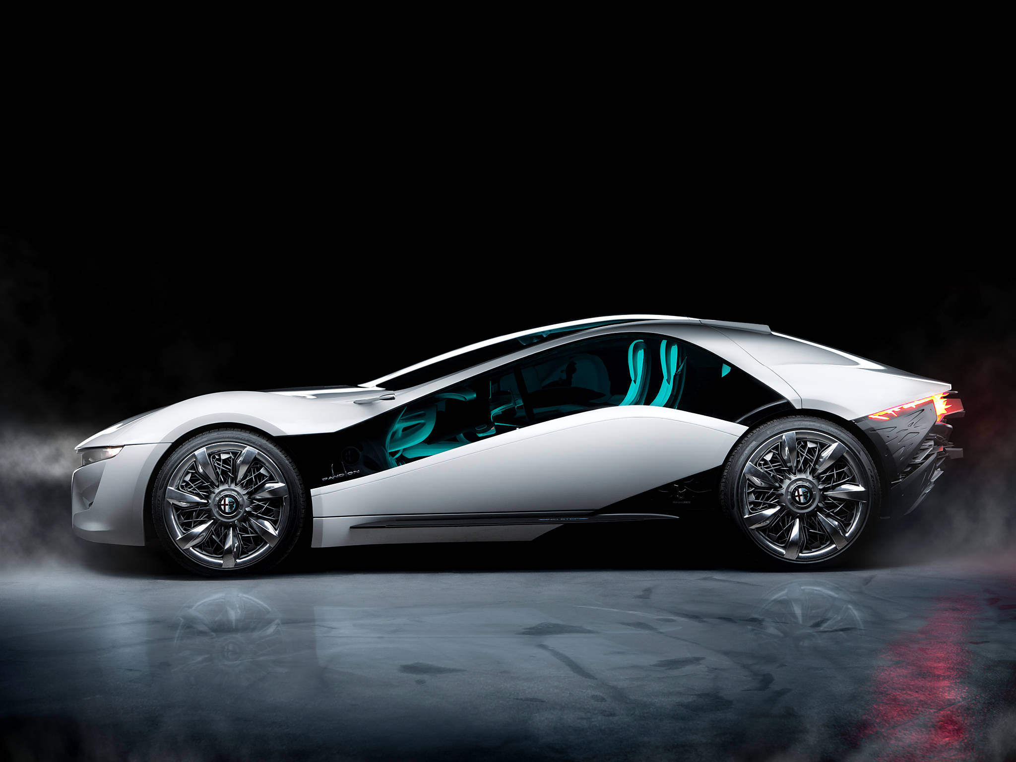 Alfa Romeo iPhone灰色汽車 壁紙 — 一輛時尚的銀色跑車，帶有發光的青綠色內飾，在戲劇性的工作室燈光下，在霧氣中的反光表面上滑行。