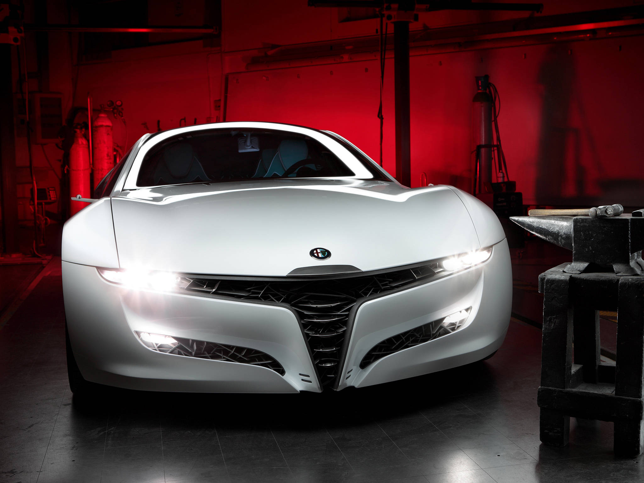 Alfa Romeo iPhone車頭保險桿 壁紙 — 一輛時尚的白色未來主義跑車在昏暗的工業車間中，在戲劇性的紅色燈光下閃耀。