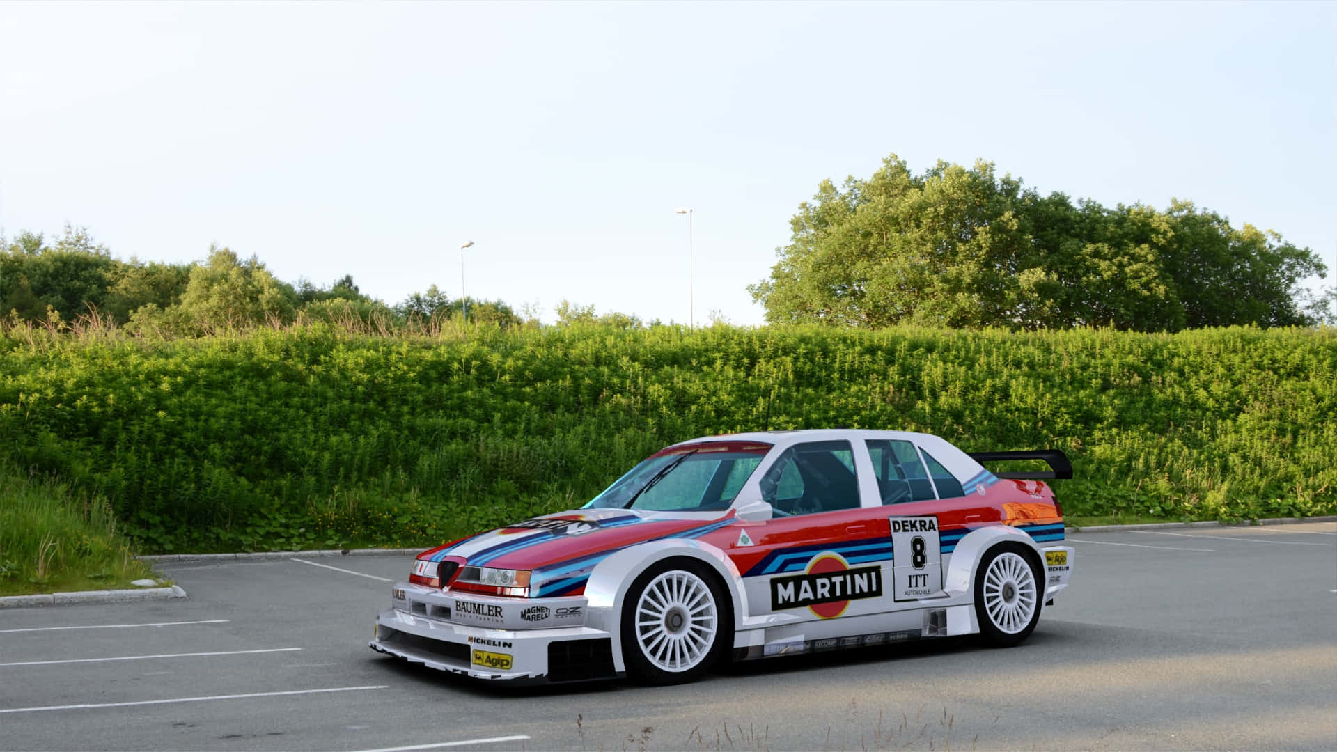 Alfa Romeo 跑車：駕馭奢華 壁紙 — 一輛紅白藍色的 Martini Racing BMW E30 M3 拉力賽車停放在一個後面有綠色樹籬的停車場。