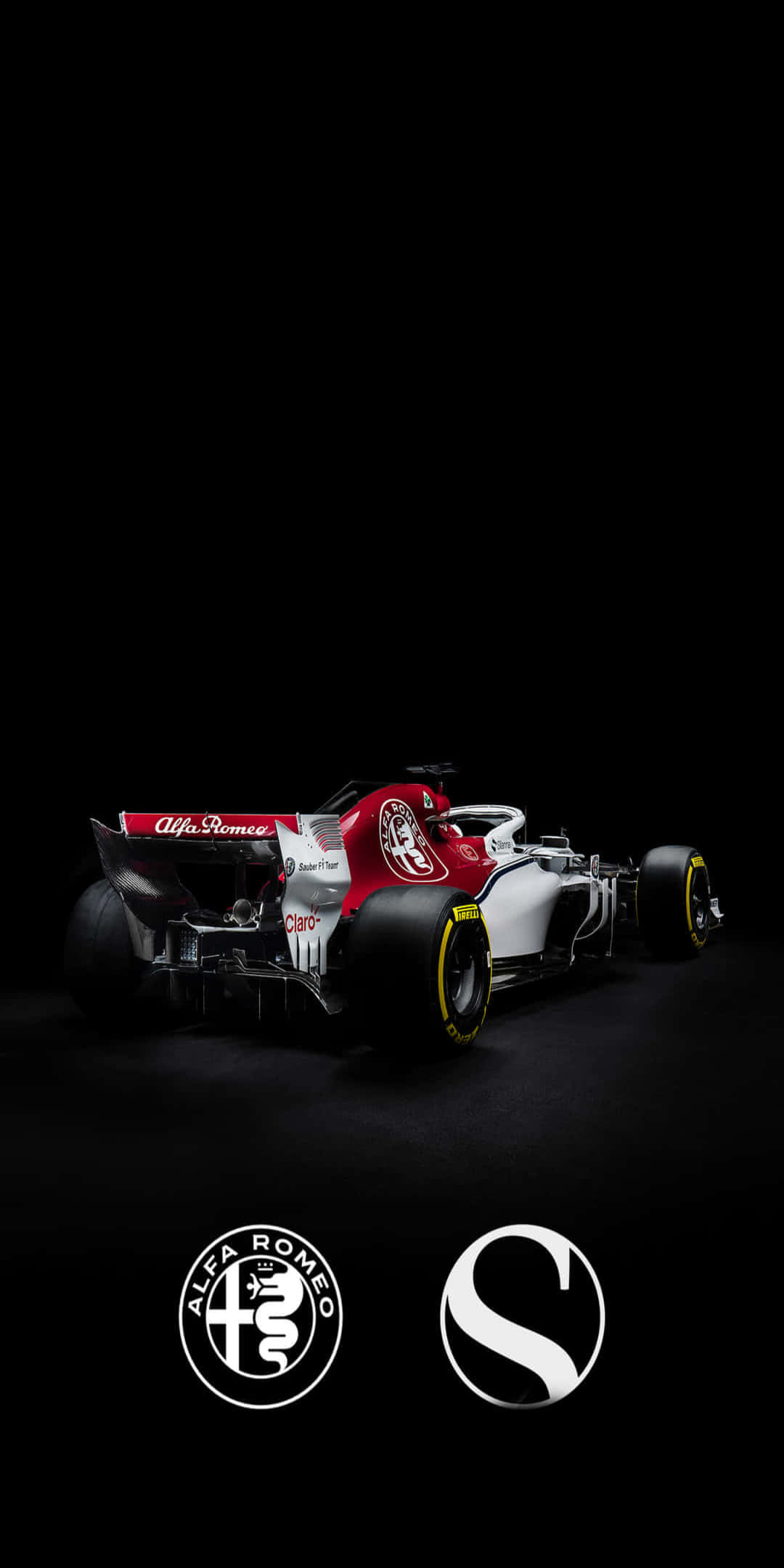 Alfa Romeo 黑色 Pixel 3 2016 F1 背景 壁紙 — 一輛流線型的愛快羅密歐一級方程式賽車在攝影棚燈光下閃耀，背景為漆黑一片，下方有車隊標誌。