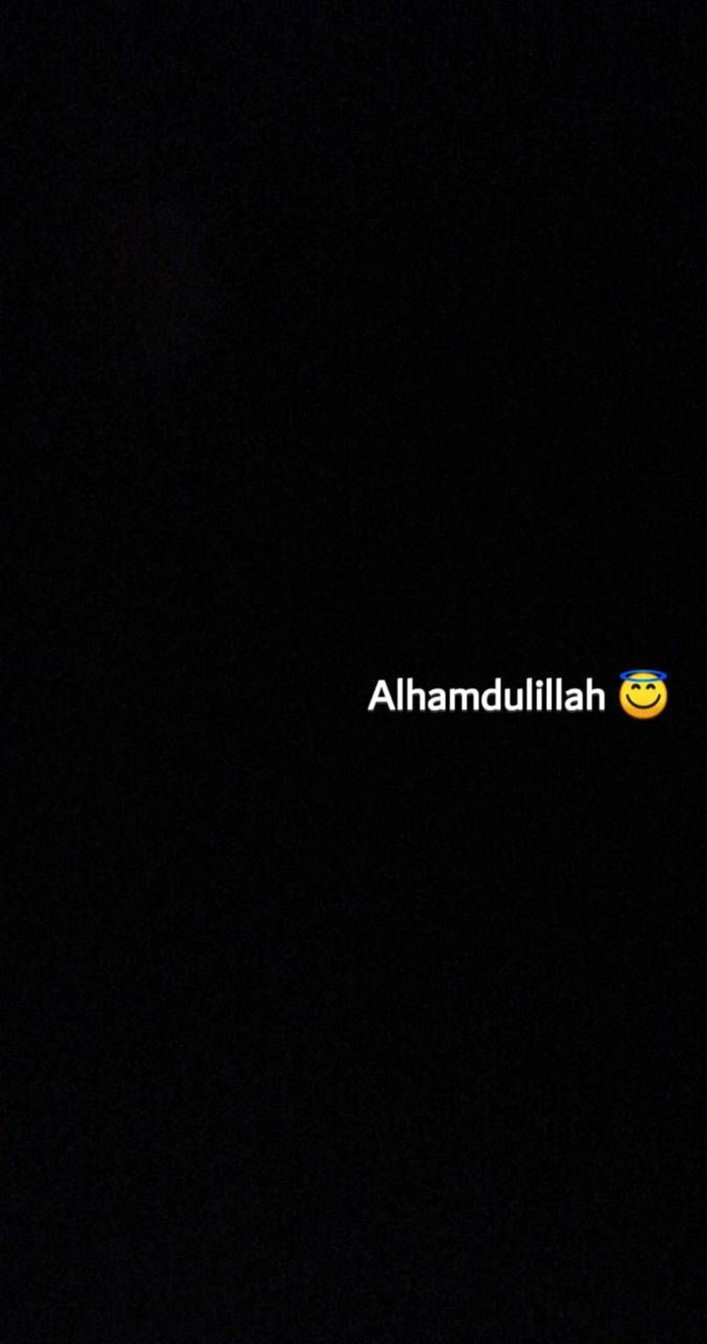 Alhamdulillah 黑色背景 壁紙 — 白色文字顯示 Alhamdulillah，並在純黑色背景中央有一個微笑表情符號。