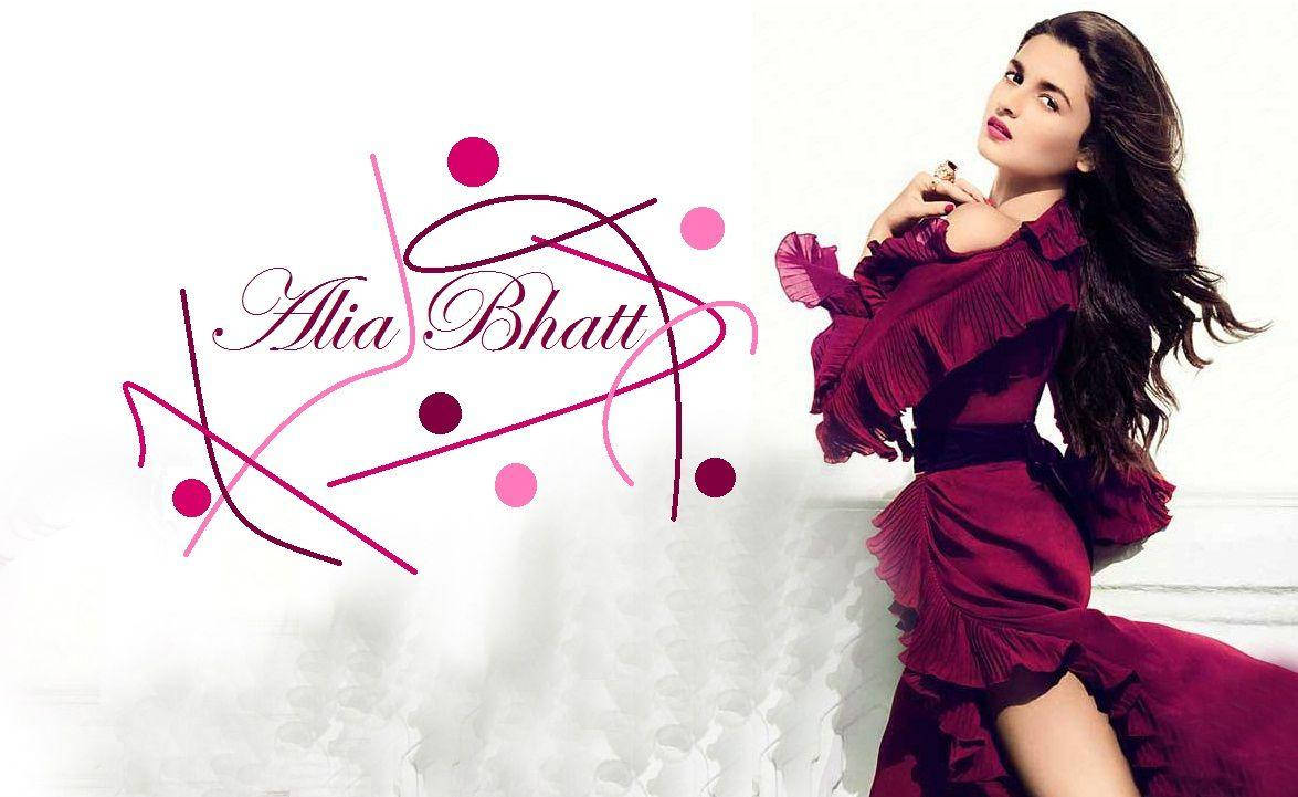 Alia Bhatt 身穿栗色荷葉邊連衣裙，在抽象粉紅色圖形藝術旁邊擺姿勢。
