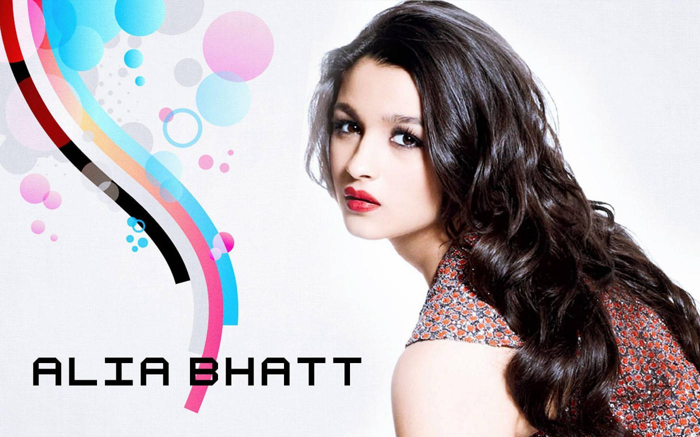 south heroine 桌布 壁紙 — Alia Bhatt 的迷人肖像，擁有波浪般的深色頭髮和鮮豔的紅唇，背景是充滿活力的抽象設計，帶有彩色氣泡和流動條紋。