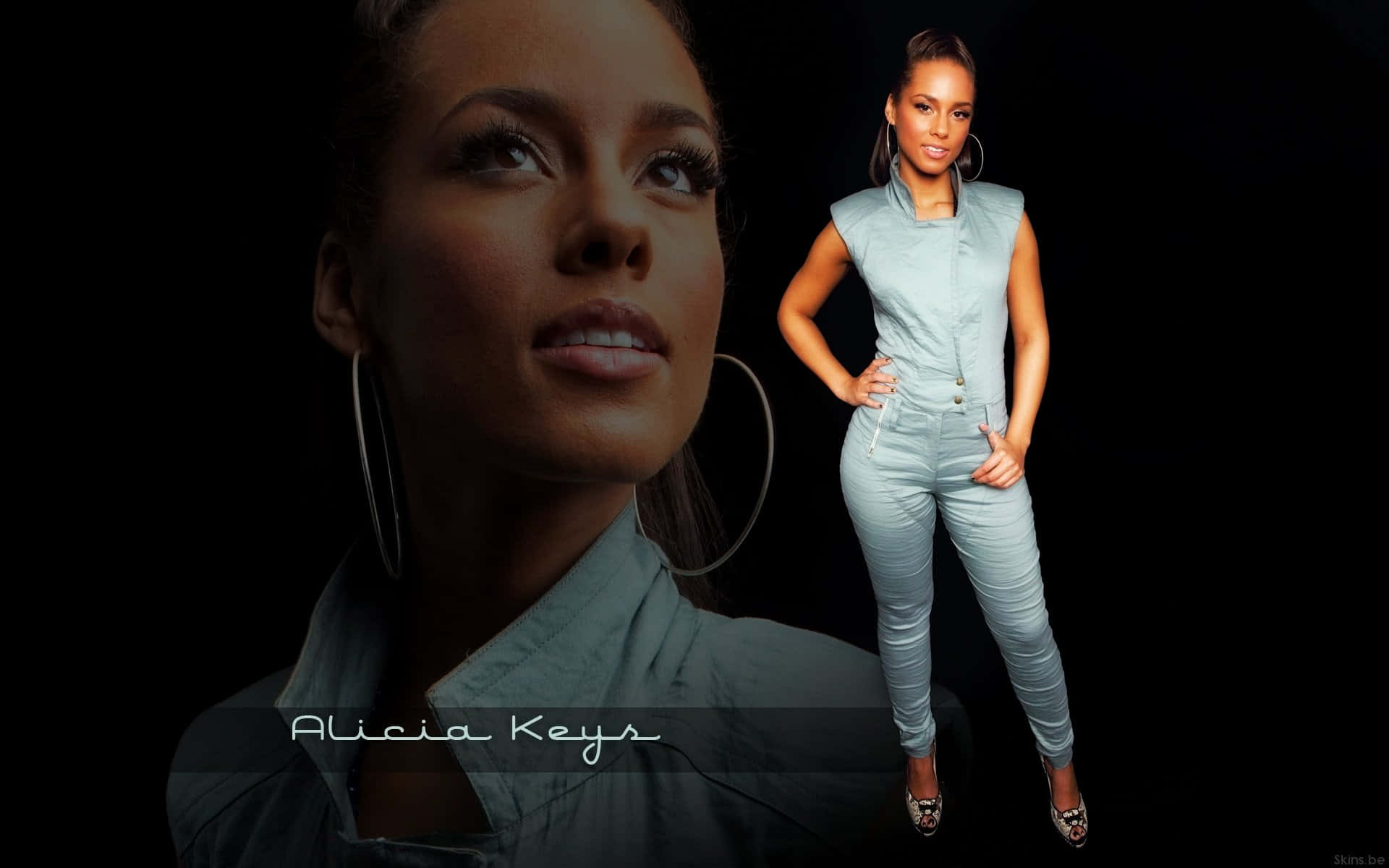 Alicia Keys 桌布 壁紙 — Alicia Keys 身穿淺藍色連身褲，在強烈的黑色背景和戲劇性燈光下自信地擺出姿勢。