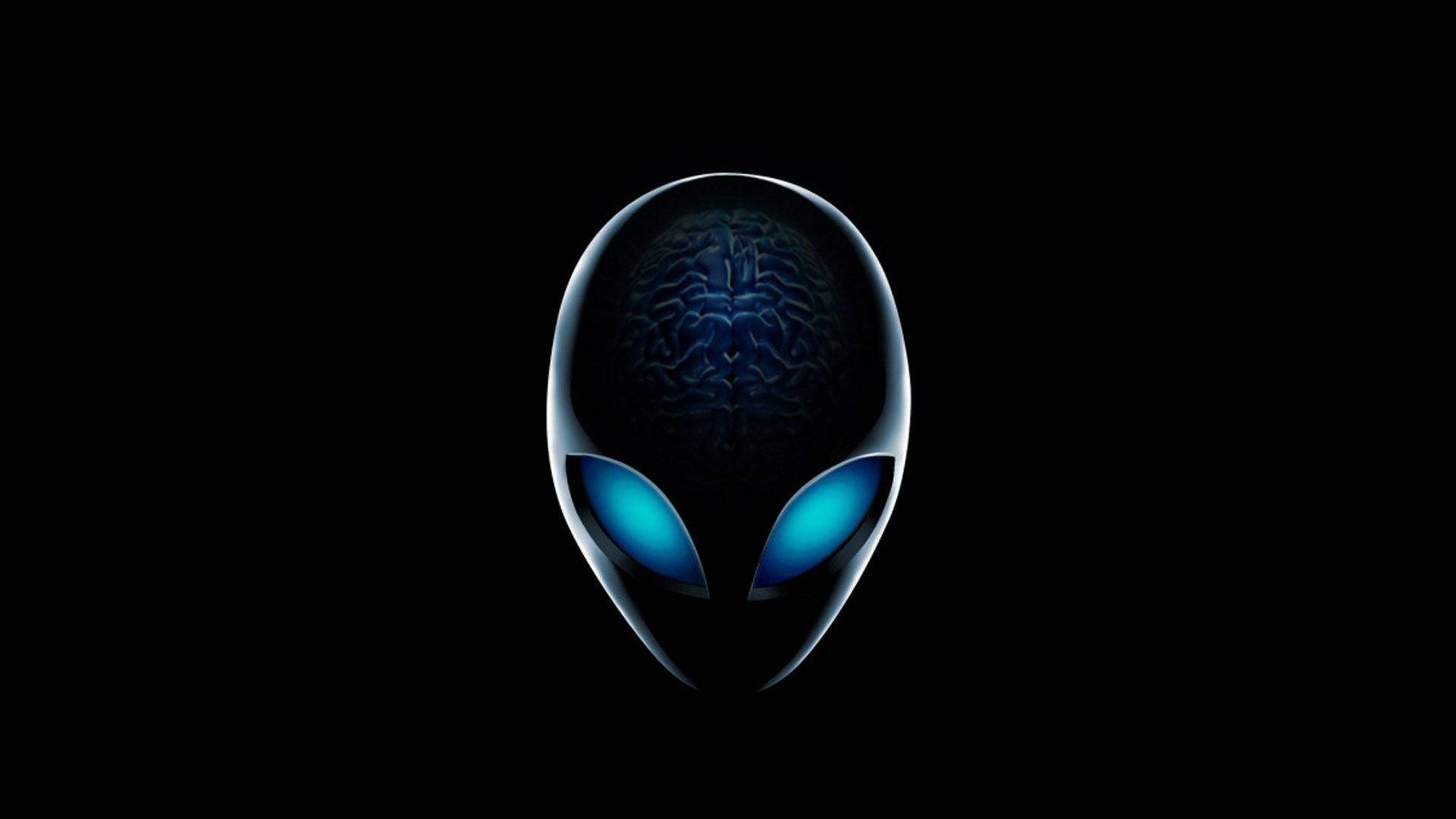 Alienware 3840x2160 遊戲設置中的震撼科幻顯示 壁紙 — 一個光滑的外星人頭部，帶有發光的藍色眼睛和可見的大腦，漂浮在黑色背景上。