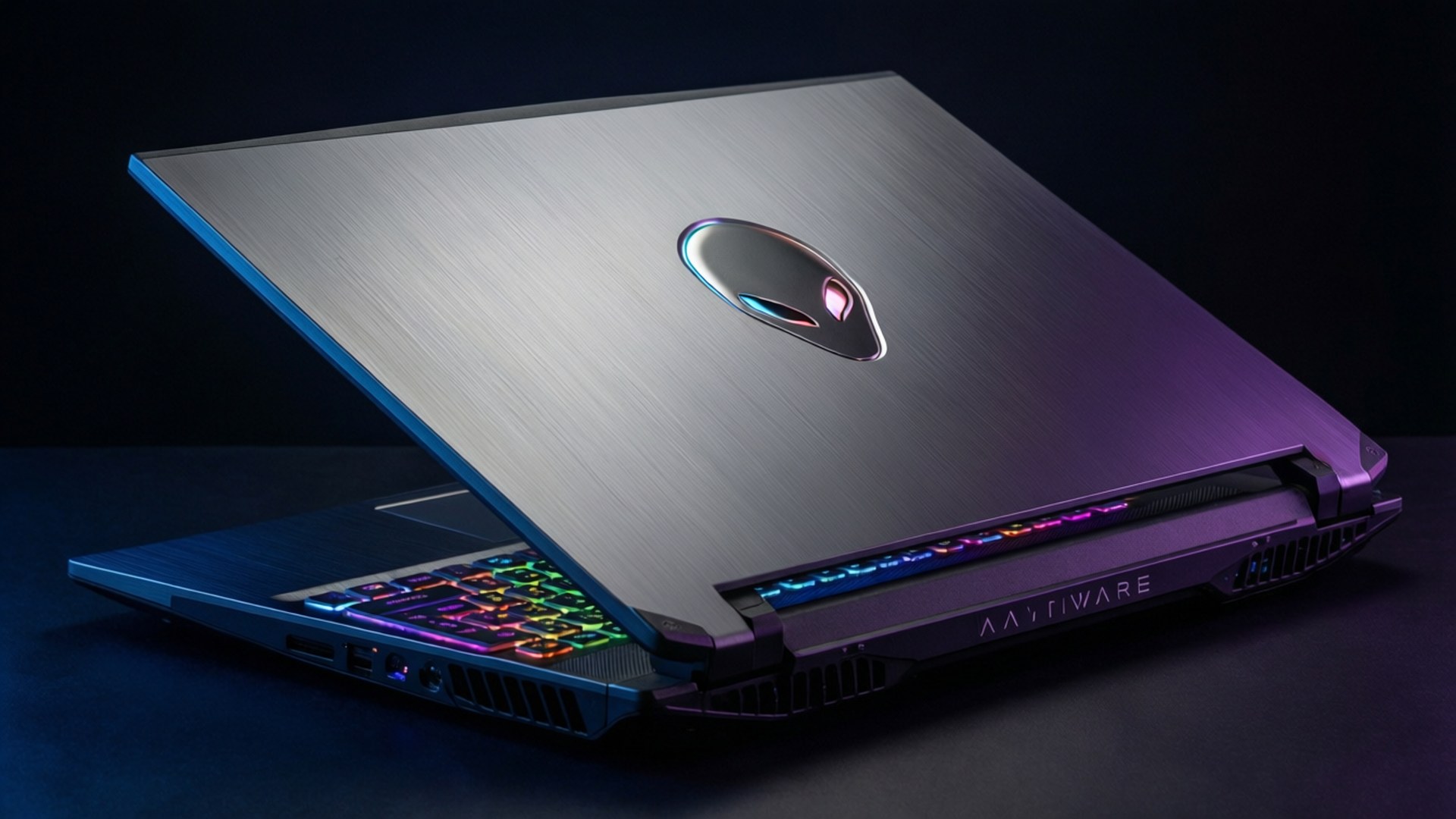 Alienware遊戲筆記型電腦，配備彩虹背光鍵盤和拉絲金屬蓋上發光的外星人標誌。