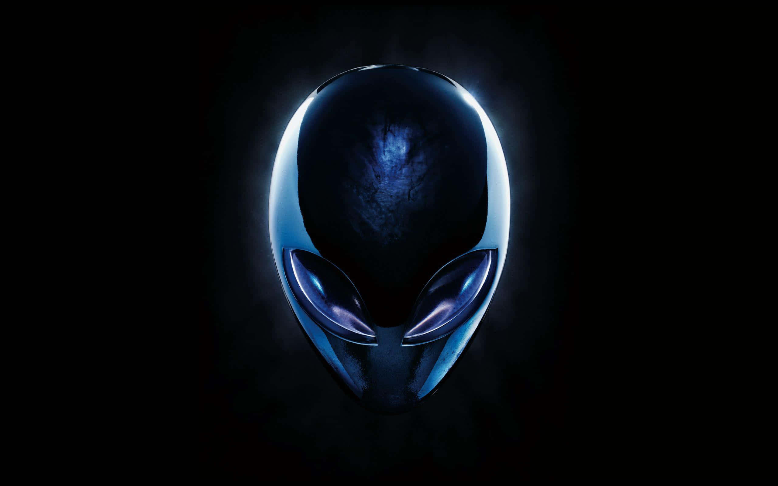 以Alienware為您的遊戲未來做好準備 壁紙 — 一個發光嘅藍色外星人頭標誌，喺黑色背景上帶有微妙煙霧效果。