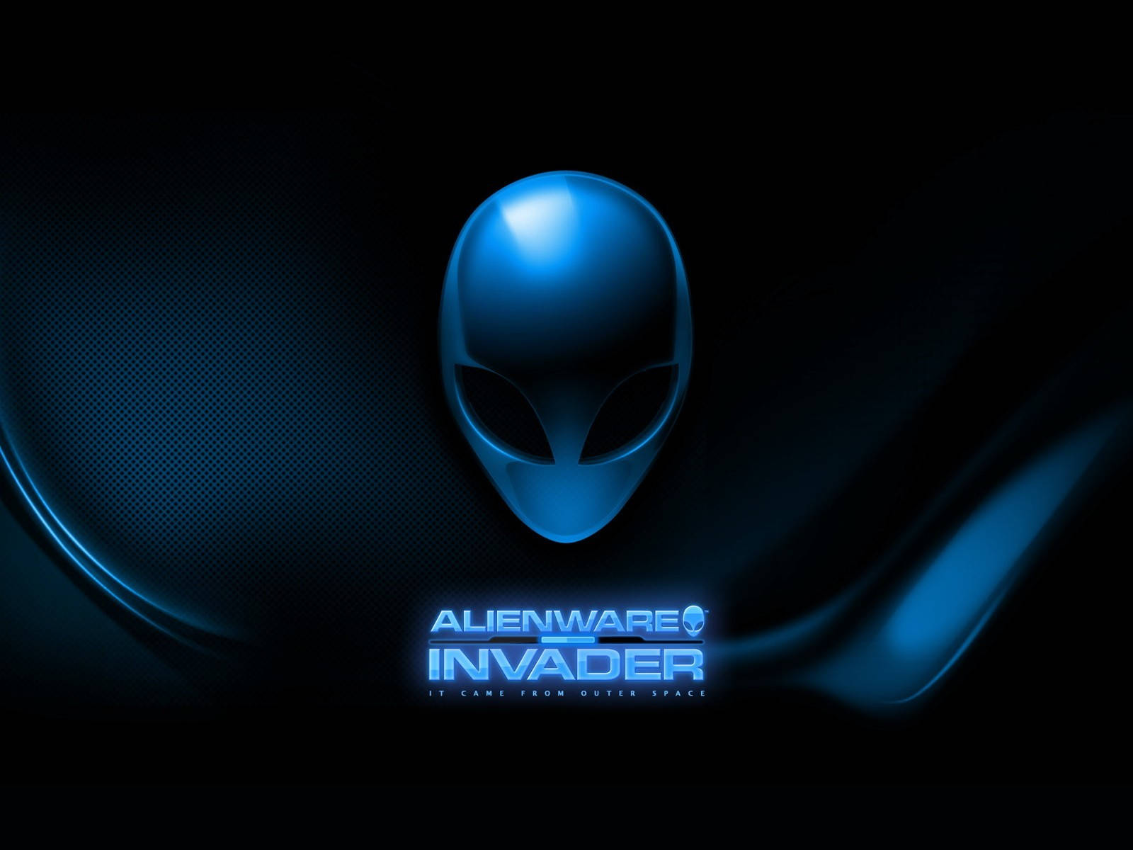 Alienware 預設入侵者標誌 壁紙 — 一個發光的藍色外星人頭標誌漂浮在深色紋理背景上，帶有流動的光條和文字 Alienware Invader。