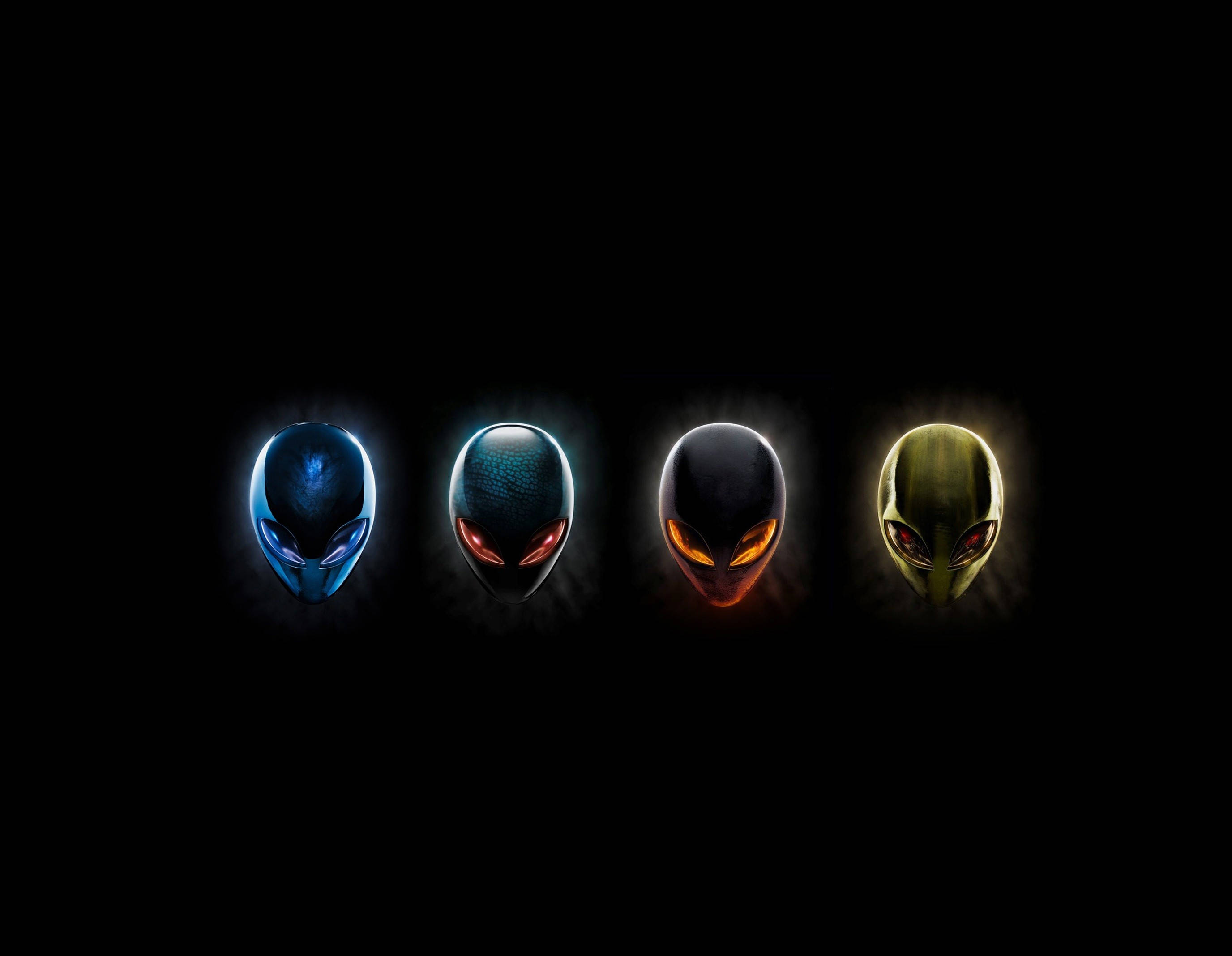 Alienware 預設標誌集合 壁紙 — 四個發光的外星人頭顱，帶有不同顏色的眼睛，在黑色背景前站成一排。