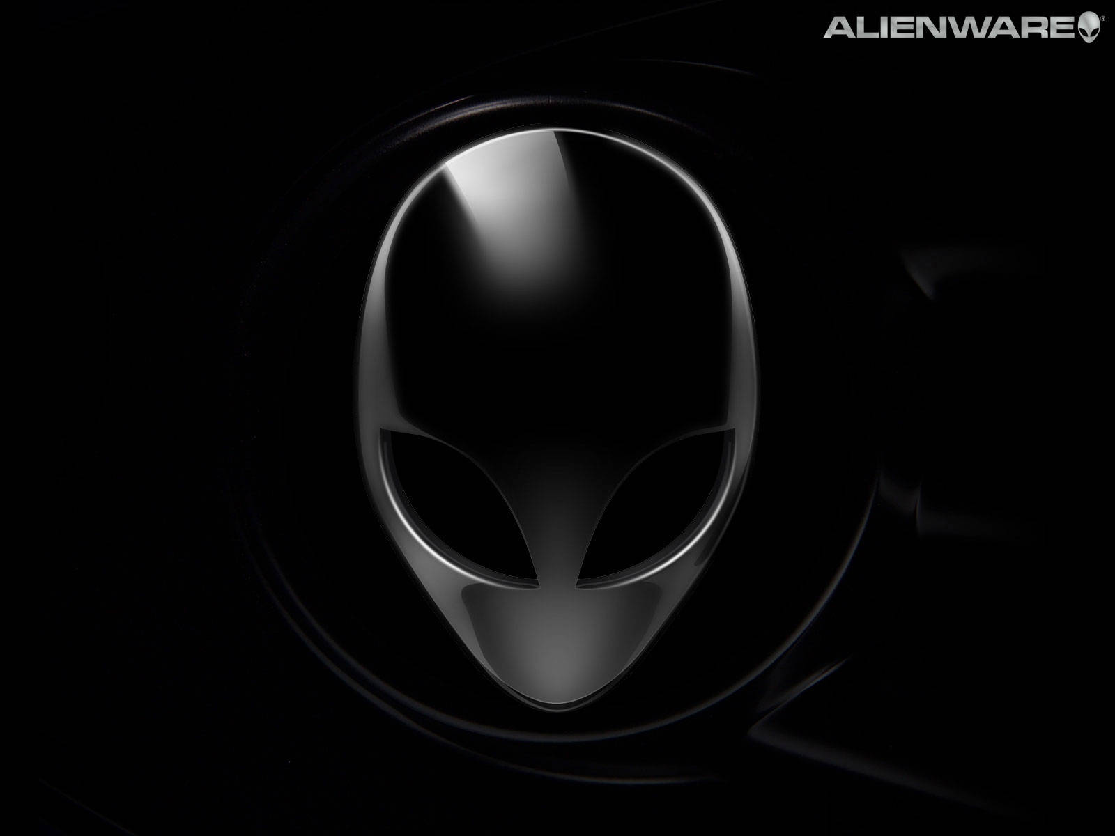Alienware 預設黑色頭像 壁紙 — 一個時尚的金屬外星人頭標誌在聚光燈下閃耀，背景為漆黑一片。