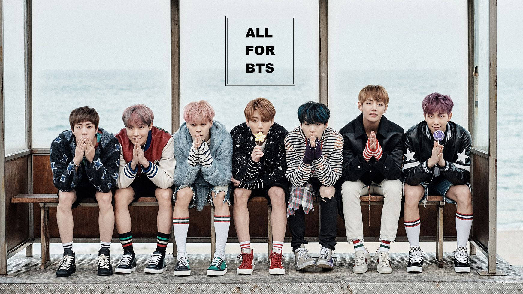 BTS男團成員坐在沙發上望向鏡頭。