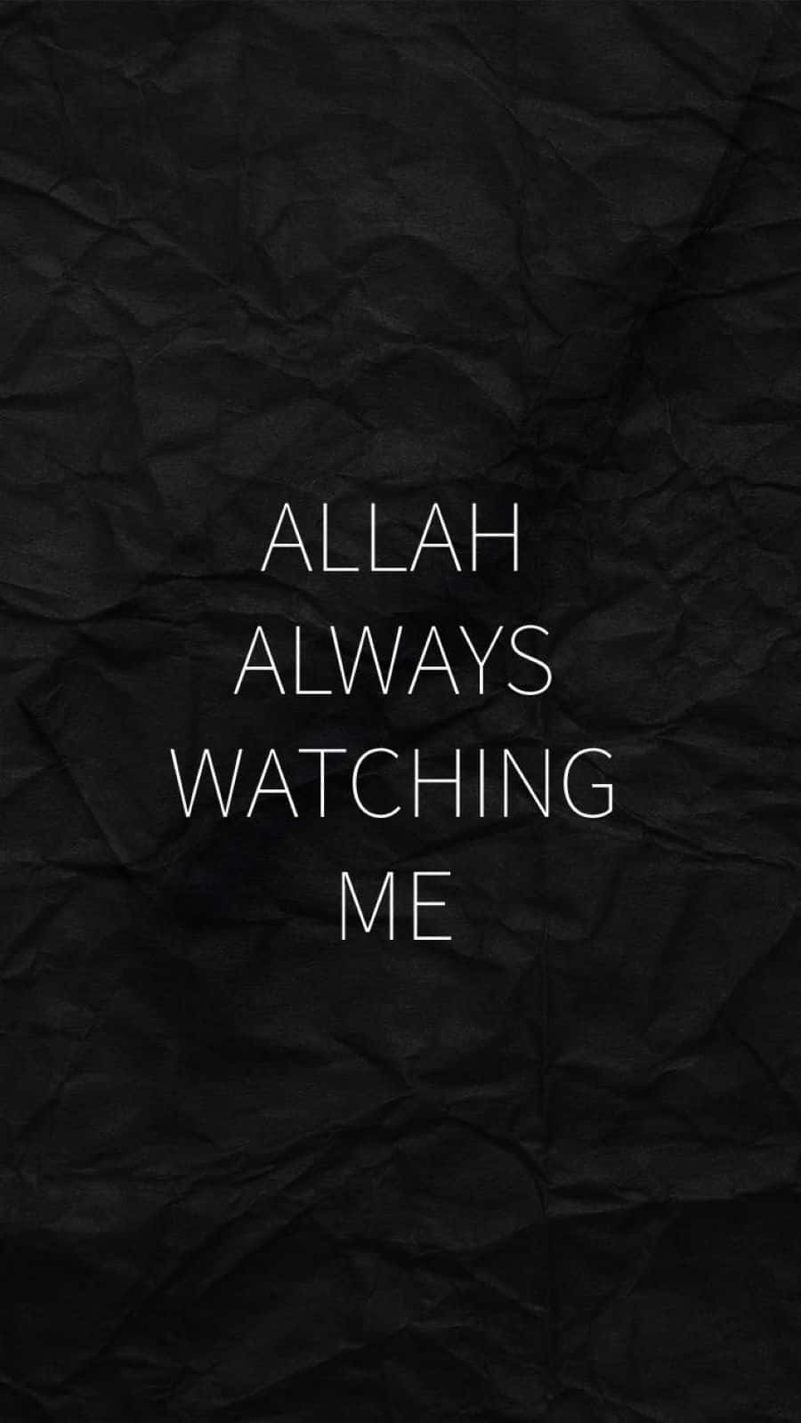  壁紙 — 白色文字在帶有紋理的黑色皺紋紙背景上寫著「ALLAH ALWAYS WATCHING ME」。