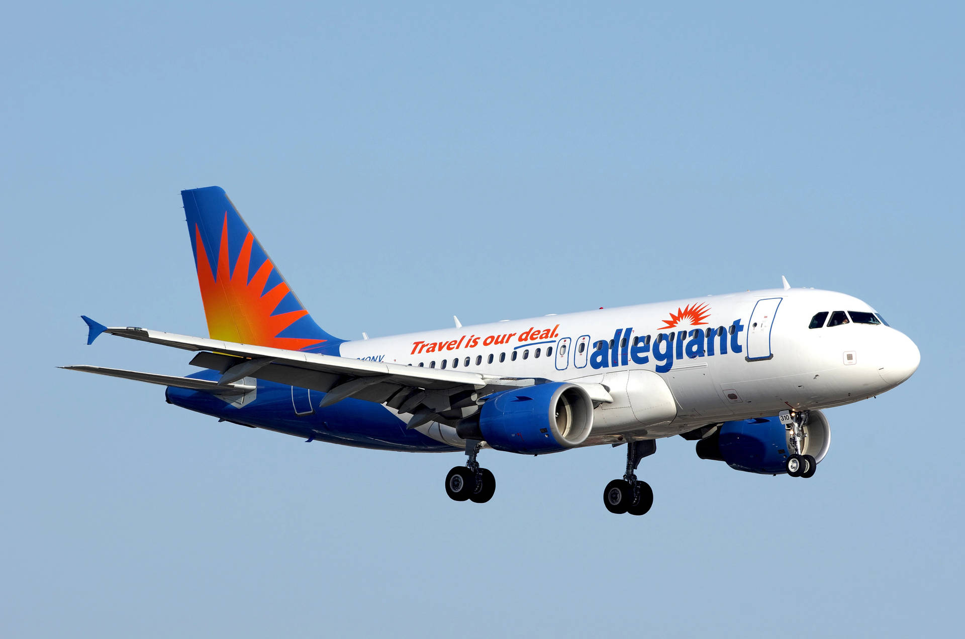 Allegiant Airlines 飛機帶太陽標誌在藍天飛行