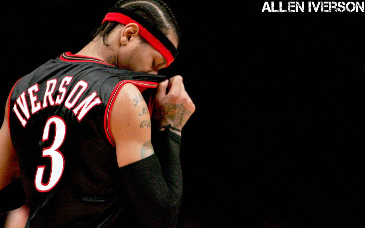 NBA 桌布 壁紙 — 阿倫·艾佛遜身穿黑色3號球衣，配以紅色飾邊和頭帶，在黑暗背景下低頭沉思，展現片刻的靜默專注。