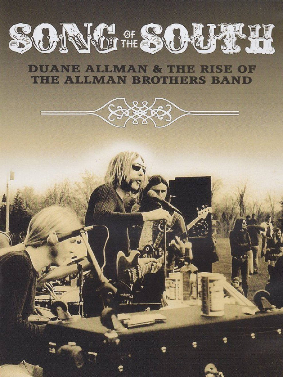 Allman Brothers Band《Song of the South》專輯封面 壁紙 — 一張棕褐色調的照片捕捉到杜安·奧爾曼在戶外音樂會上熱情地彈奏結他，背景有樂隊成員和觀眾。