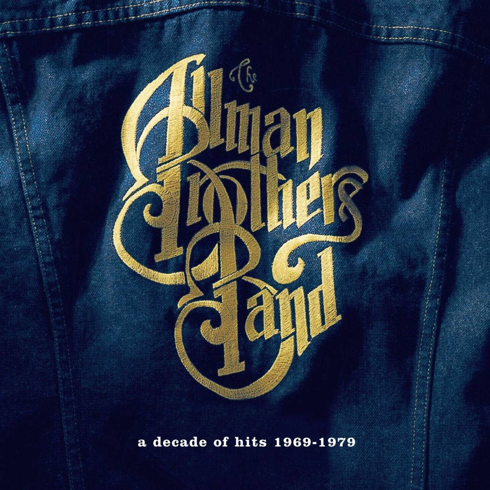 Allman Brothers Band 十年精選輯 壁紙 — 深色牛仔外套的特寫，帶有華麗的金色刺繡，上面寫著「The Allman Brothers Band」和「a decade of hits 1969-1979」。