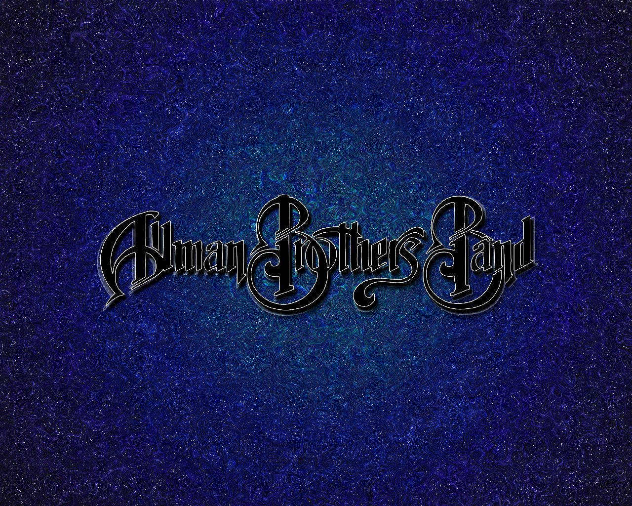 Allman Brothers Band 專輯封面照 壁紙 — 優雅的黑色哥德式字體在紋理漸變藍色背景上顯示「Alman Brothers Band」。