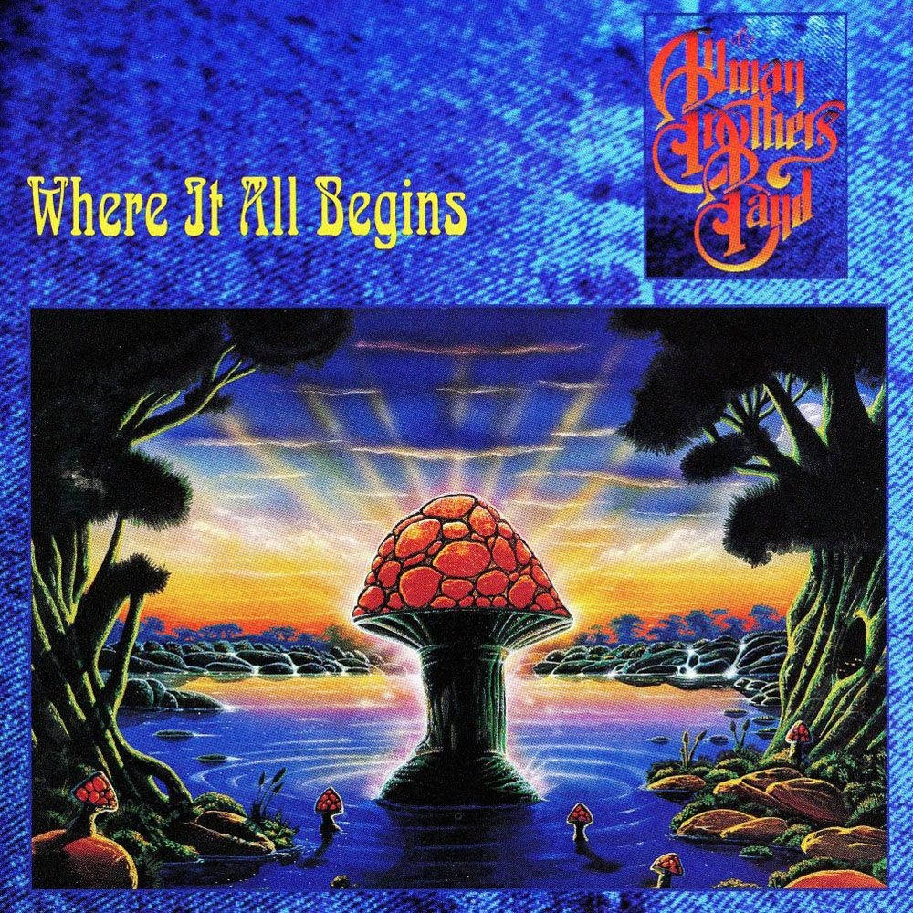 Allman Brothers Band《Where It All Begins》專輯封面 壁紙 — 一幅超現實插圖，描繪日落時分，一棵巨大的紅色蘑菇從水中升起，被黑暗的樹木環繞。