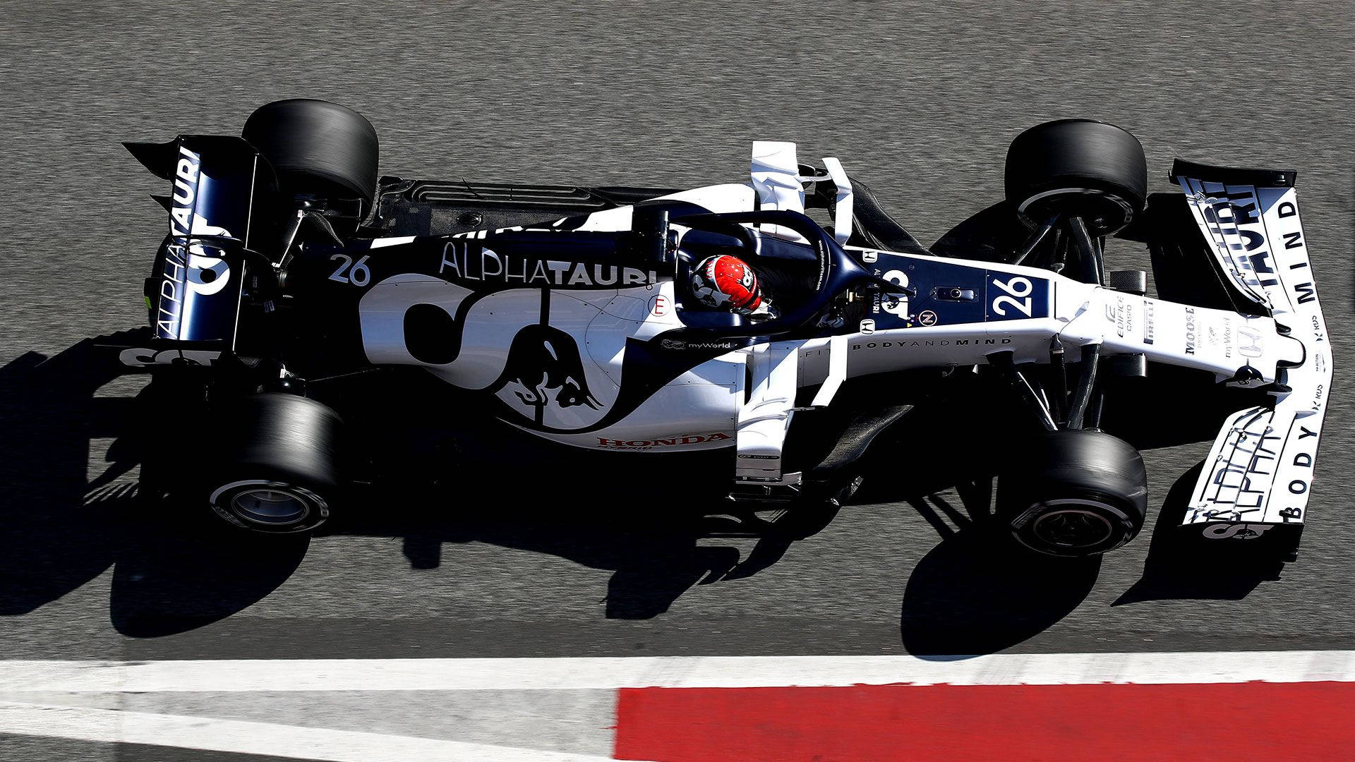 日落時分賽道上的F1賽車與車手