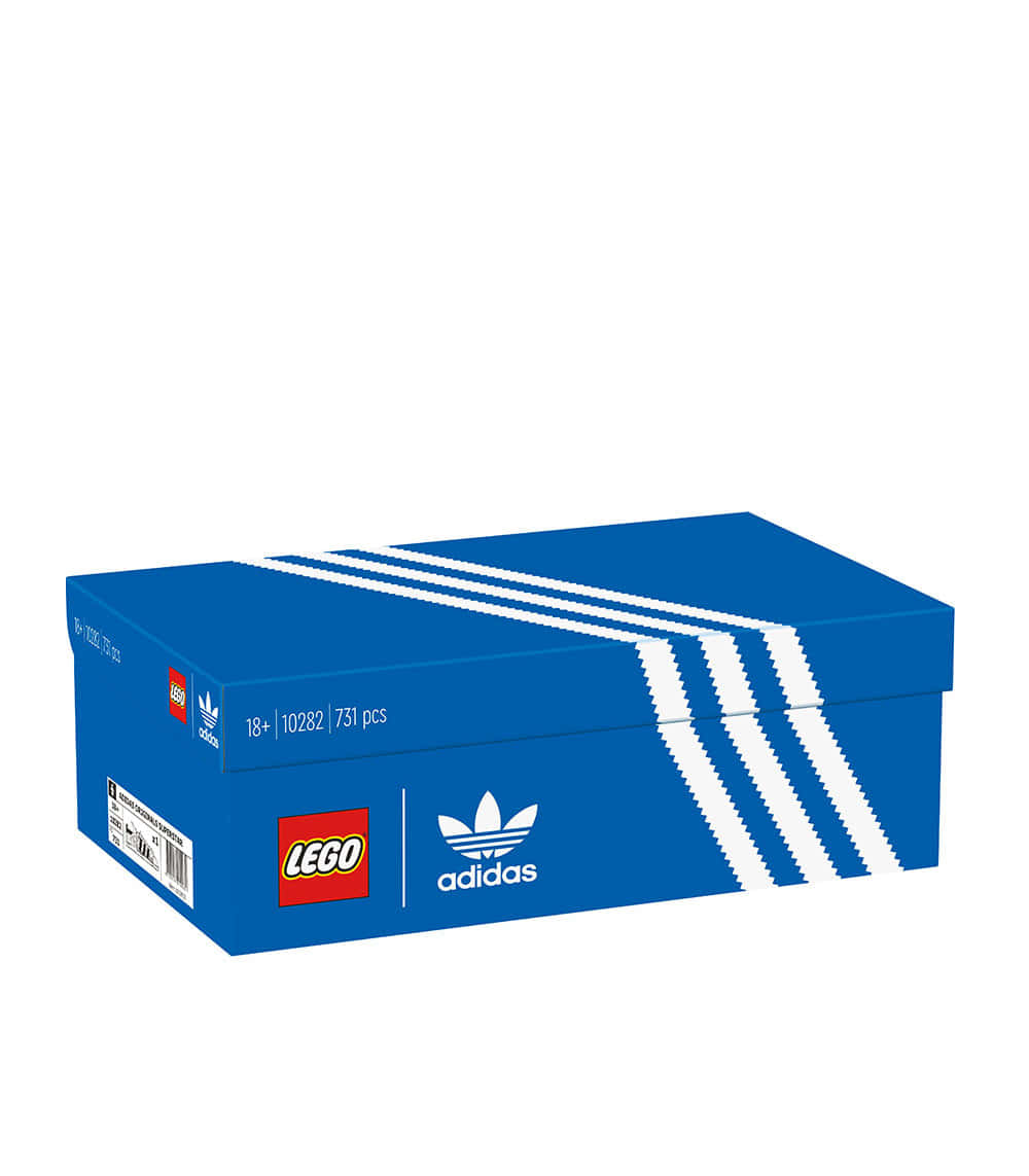 AM4 — Adidas 最新跑步服飾系列 壁紙 — 藍色LEGO x adidas鞋盒，帶有白色條紋和標誌，背景為純白色。