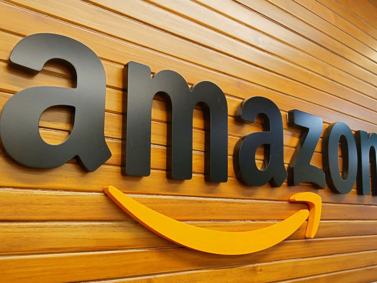 木牆上的Amazon標誌，黑色字母和橙色箭頭。