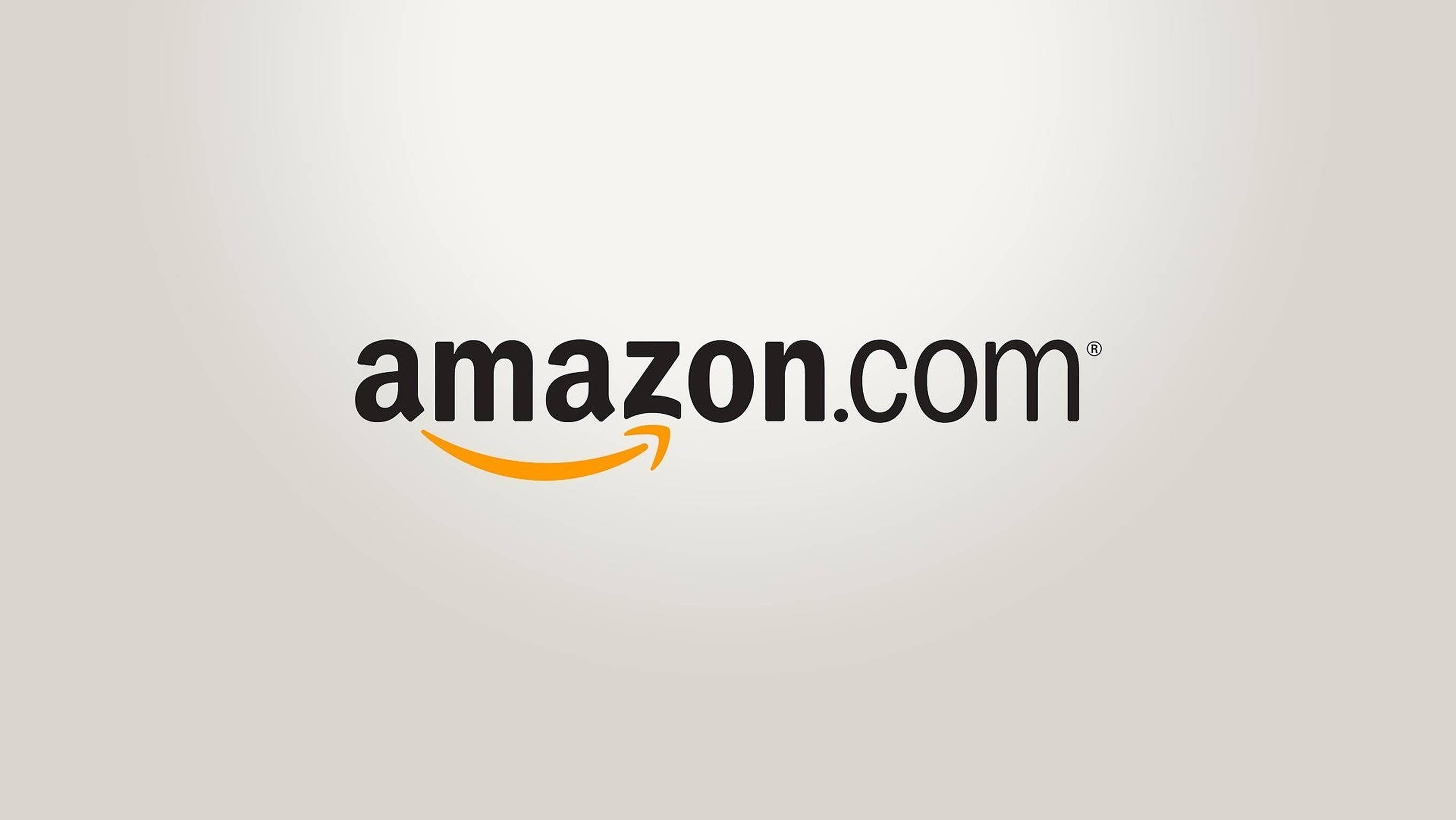 Amazon 最簡標誌 壁紙 — Amazon.com 標誌，黑色文字和橙色箭頭，淺灰色漸變背景。