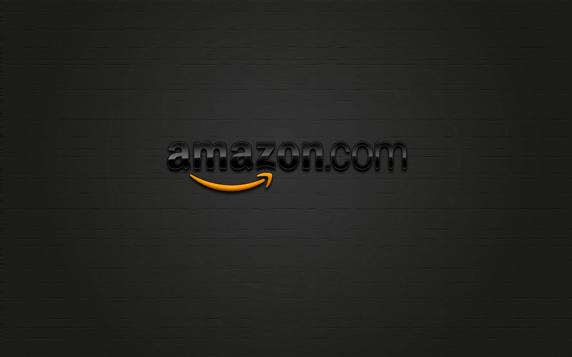 Amazon 深灰色標誌 壁紙 — Amazon.com 標誌以亮黑色和橙色為中心，置於深色紋理磚牆背景上。